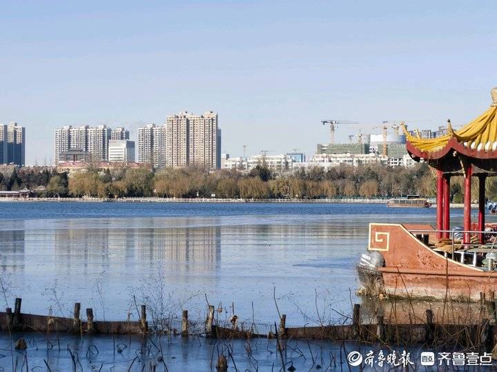 难得一遇的冬季美景,济南大明湖结冰了